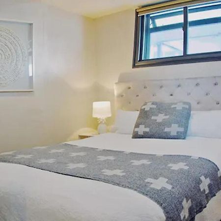 City Fringe Apartment With Sky Tower And City Views Оукланд Екстериор снимка