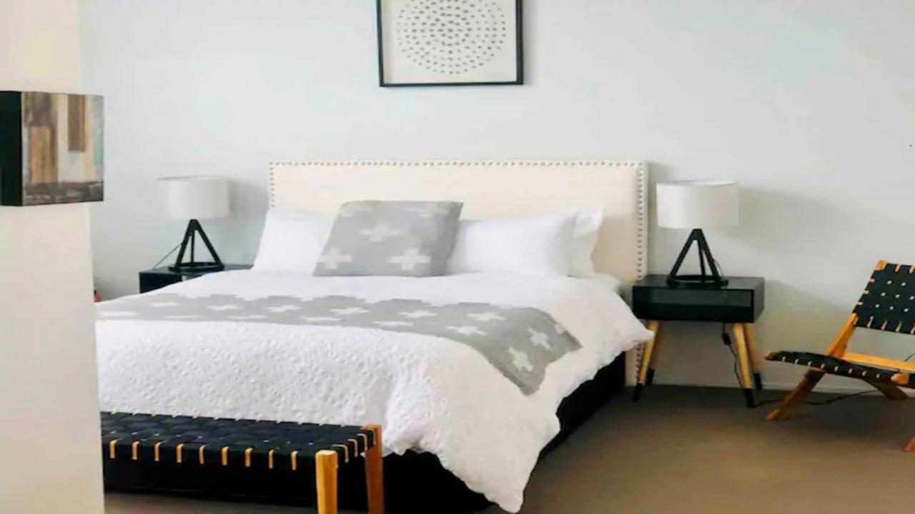 City Fringe Apartment With Sky Tower And City Views Оукланд Екстериор снимка