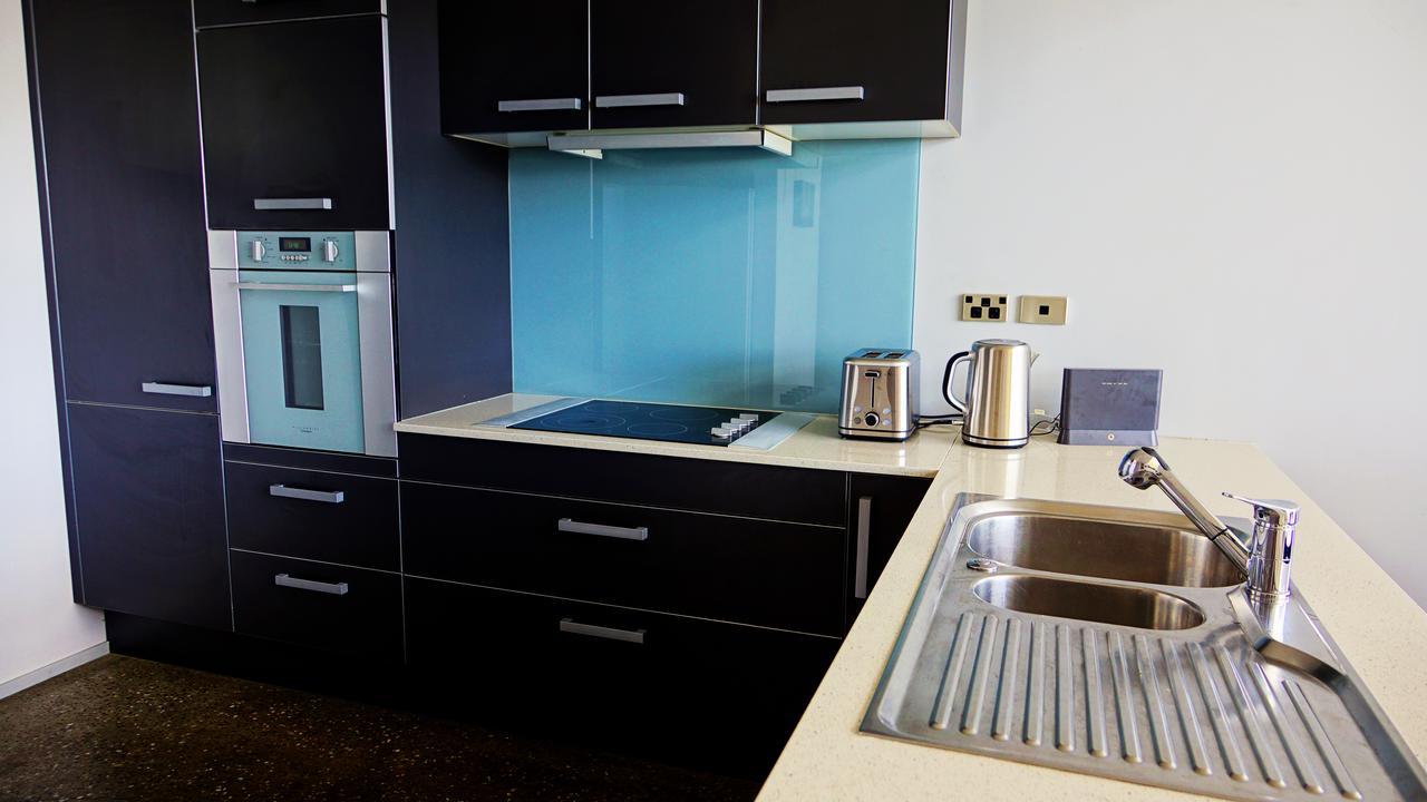 City Fringe Apartment With Sky Tower And City Views Оукланд Екстериор снимка